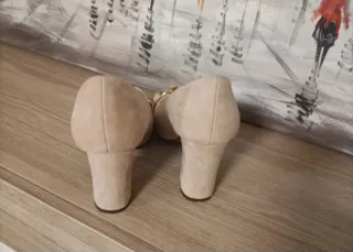 Zapatos de tacón Marypaz beige con cadena dorada