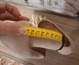 Zapatos de tacón Marypaz beige con cadena dorada