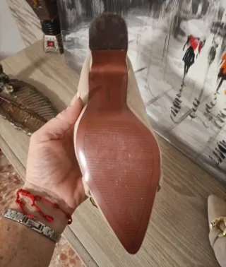 Zapatos de tacón Marypaz beige con cadena dorada