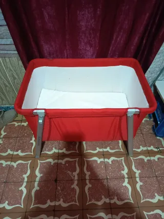 Cuna de bebé roja