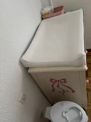 Cómoda antigua decorada a mano para habitación inf