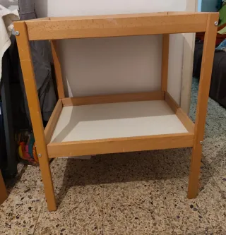 Cambiador de bebé de madera de Ikea