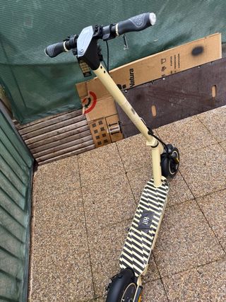 Patinete eléctrico color crema