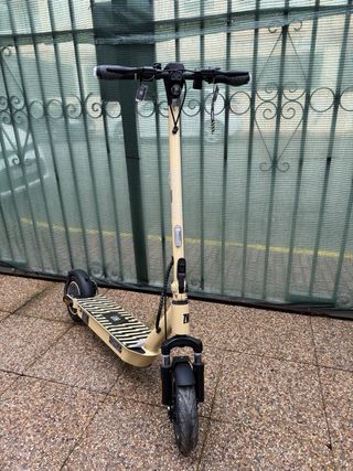 Patinete eléctrico color crema