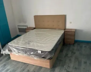 Canapé y colchón beige y marrón