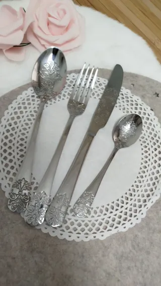Set de cubiertos con grabado