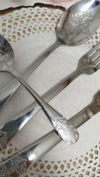 Set de cubiertos con grabado