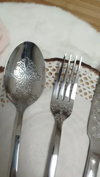 Set de cubiertos con grabado