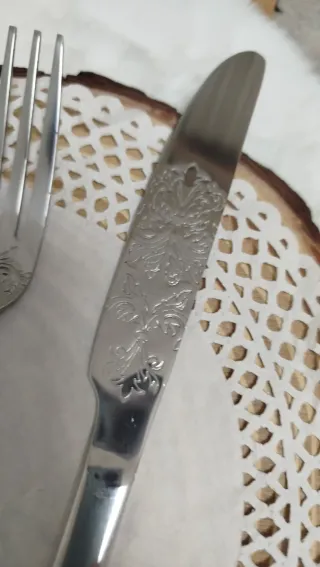 Set de cubiertos con grabado