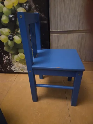 Sillas infantiles de madera azules