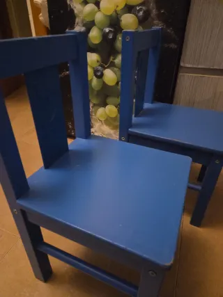 Sillas infantiles de madera azules