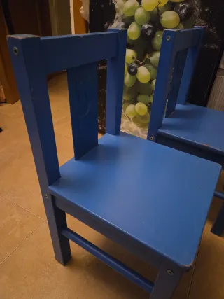 Sillas infantiles de madera azules