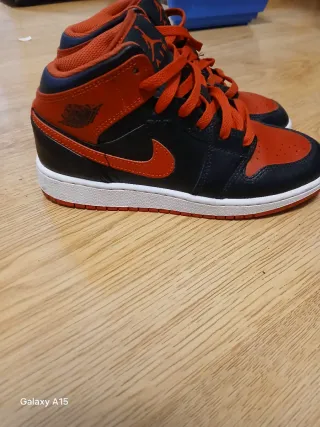 Zapatillas Jordan Negras y Rojas