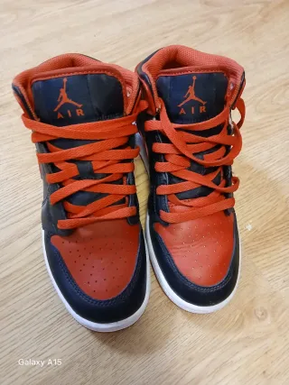 Zapatillas Jordan Negras y Rojas