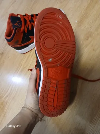 Zapatillas Jordan Negras y Rojas