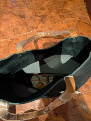 Bolso Negro con Cartera Marrón de Regalo