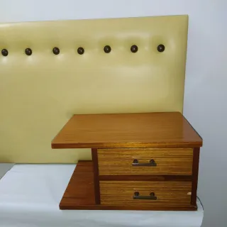 Cabecero acolchado capitoné con mesilla integrada