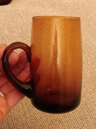 Dos jarras de vidrio ámbar vintage