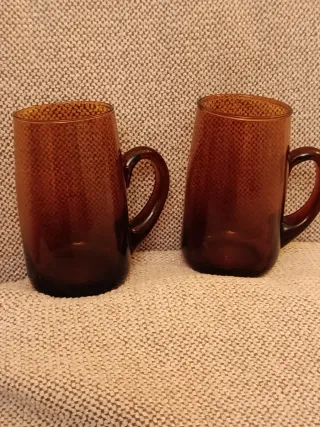 Dos jarras de vidrio ámbar vintage