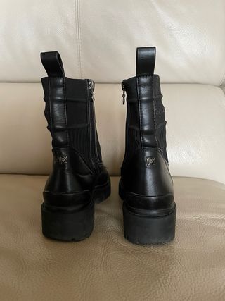 Botines negros con cremallera