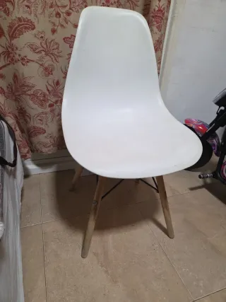 Silla blanca de plástico y madera
