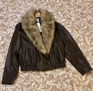 Chaqueta marrón con cuello de pelo