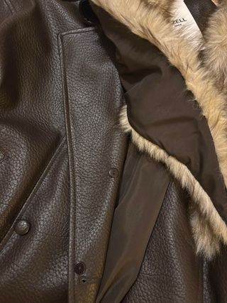 Chaqueta marrón con cuello de pelo