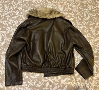 Chaqueta marrón con cuello de pelo
