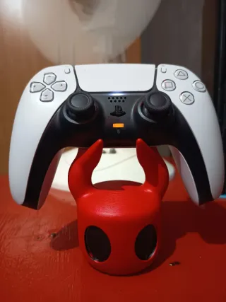 Soporte Mando PS5 Rojo Diseño Hollow Knight
