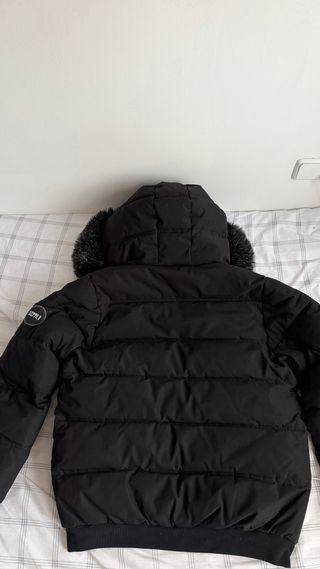 Abrigo del JD negro con capucha de pelo