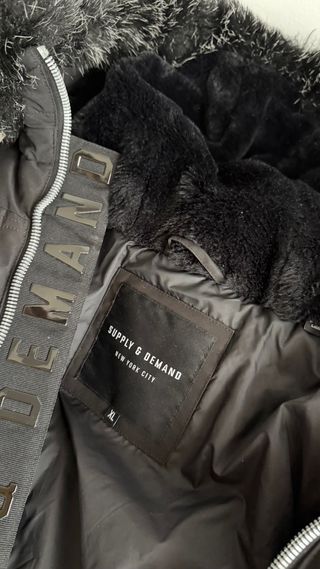 Abrigo del JD negro con capucha de pelo