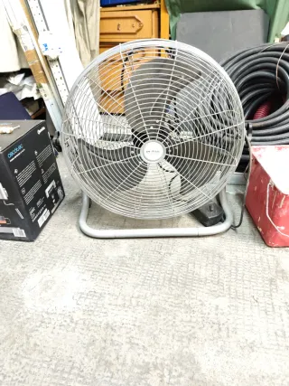 Ventilador de pie metálico