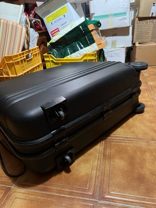 Maletas rígidas con ruedas y neceser negro