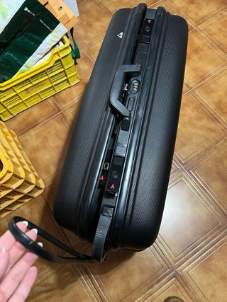 Maletas rígidas con ruedas y neceser negro