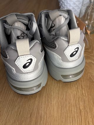 Asics 1090 v2 gris talla 43.5