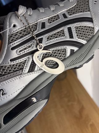 Asics 1090 v2 gris talla 43.5