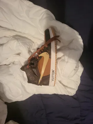 Zapatillas Louis Vuitton son 44 pero vale coml 43