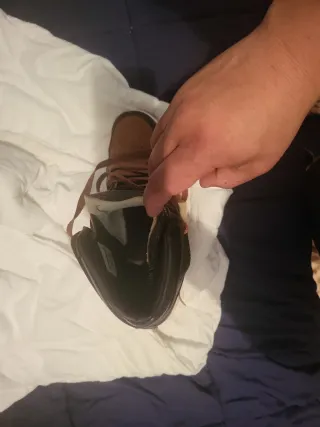 Zapatillas Louis Vuitton son 44 pero vale coml 43