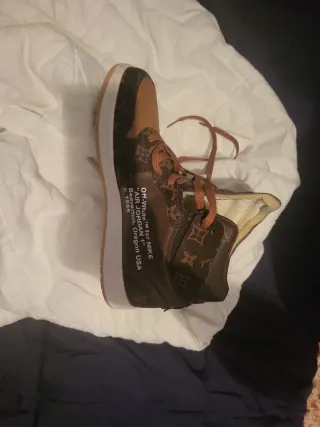 Zapatillas Louis Vuitton son 44 pero vale coml 43