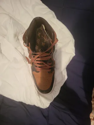 Zapatillas Louis Vuitton son 44 pero vale coml 43