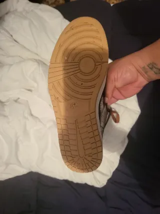 Zapatillas Louis Vuitton son 44 pero vale coml 43