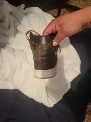 Zapatillas Louis Vuitton son 44 pero vale coml 43