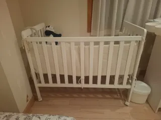 Cuna, cambiador y accesorios bebé