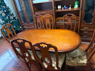 Mesa de comedor ovalada de madera con 8 sillas