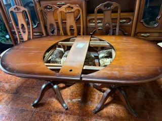 Mesa de comedor ovalada de madera con 8 sillas