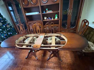 Mesa de comedor ovalada de madera con 8 sillas
