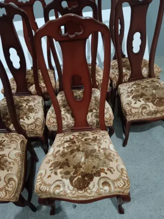 Mesa de comedor ovalada de madera con 8 sillas