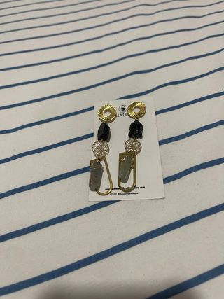 Pendientes largos dorados con calavera y piedra
