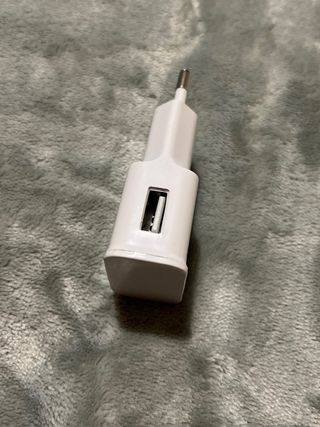 Adaptador de corriente blanco