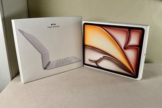 Cajas vacias iPad Air 13” y Magic Keyboard Apple